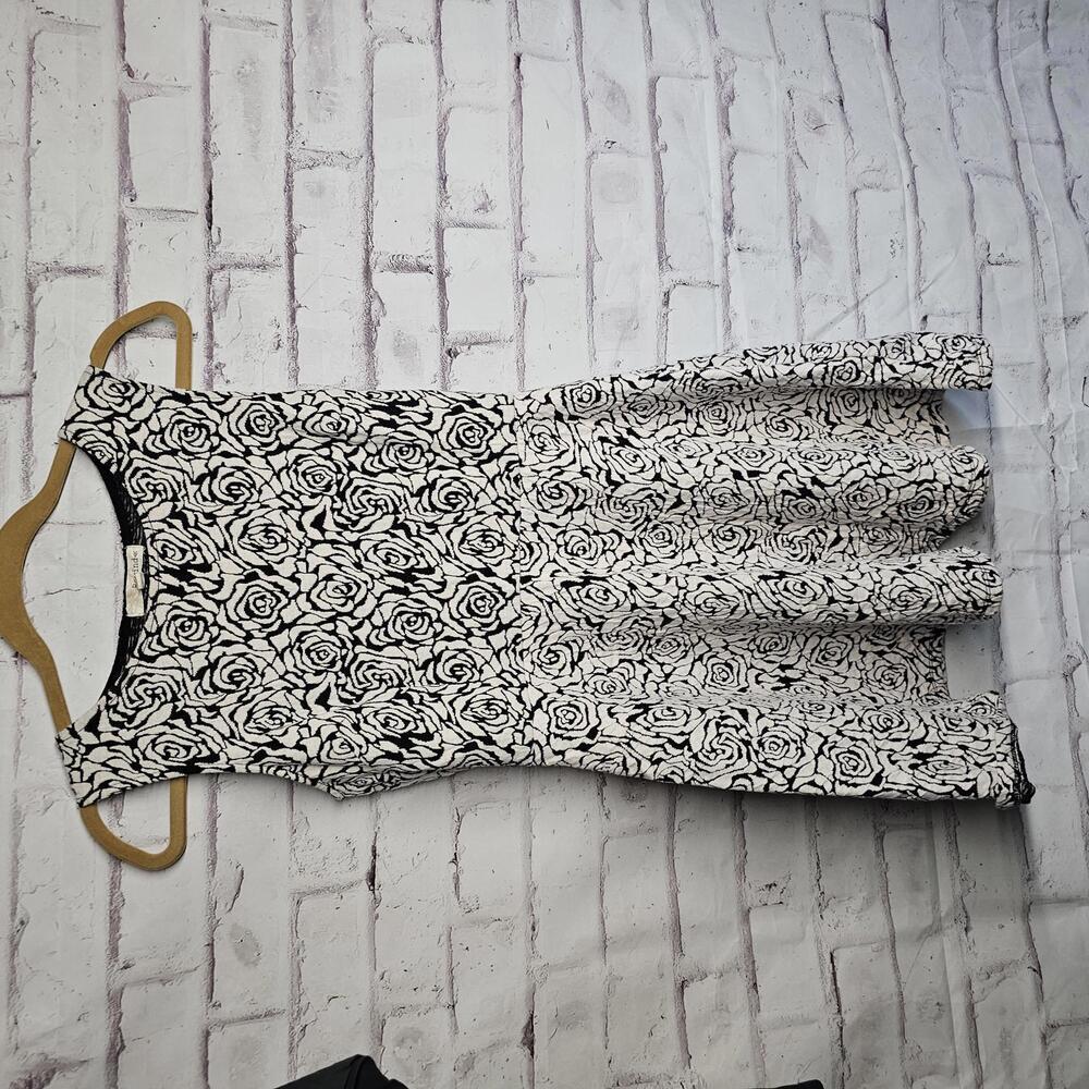 Black and White Sleeveless Rosebud Dress